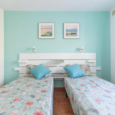 Private With Heated Pool & Terrace View Коральео