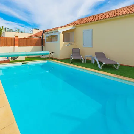 Private With Heated Pool & Terrace View קורלחו